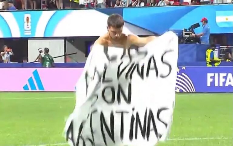 ROMPIÓ LA PROHIBICIÓN: Lo Celso y su bandera en apoyo a la causa de las Malvinas