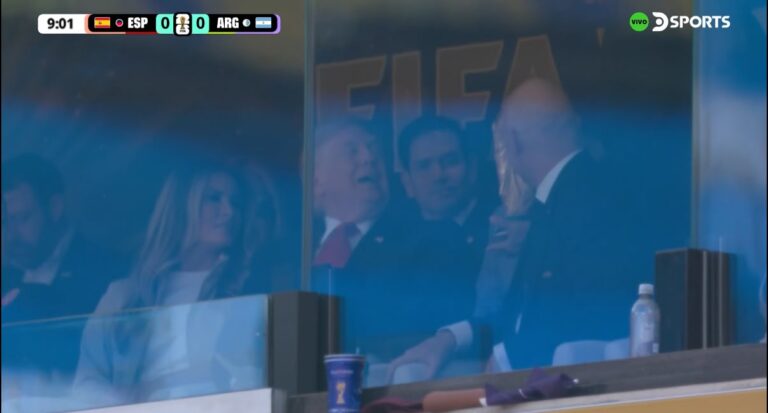 (VIDEO) Donald Trump junto a la Copa del Mundo en la final