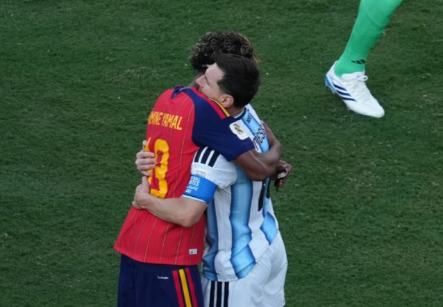 (VIDEO) El abrazo de Lamine Yamal con Messi tras la final del Mundial