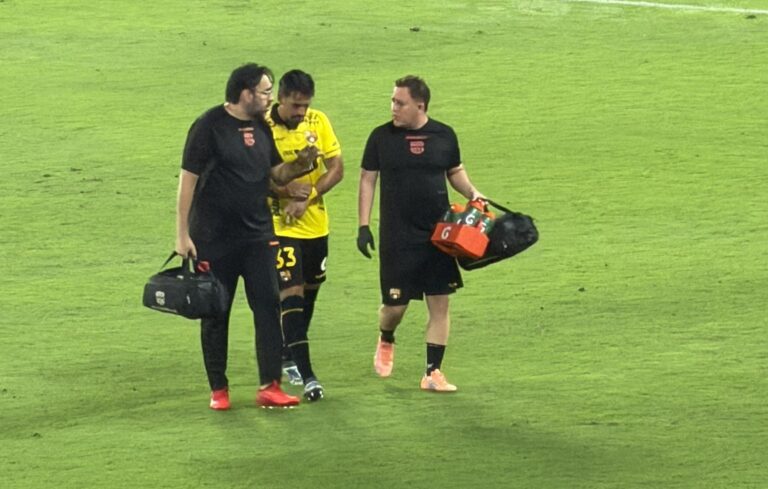DUDA PARA EL CLÁSICO: Javier Báez salió lesionado ante D. Cuenca