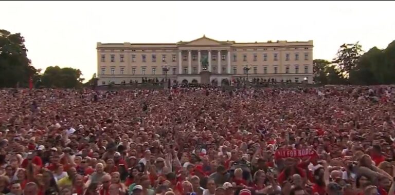 (VIDEO) ¡Como héroes vikingos! 90 mil noruegos reciben a su selección con épico “VikingRow”