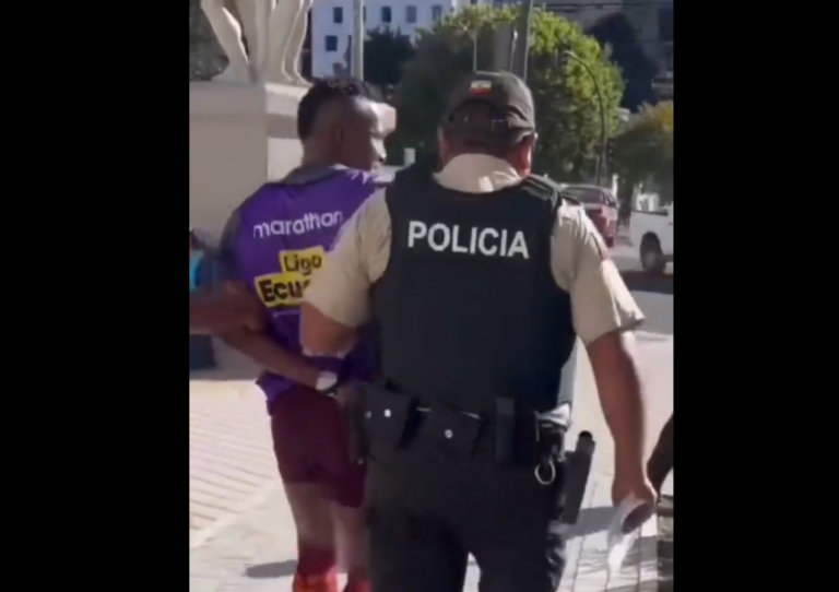 (VIDEO) Detienen a jugador de Mushuc Runa en la previa del partido ante Católica
