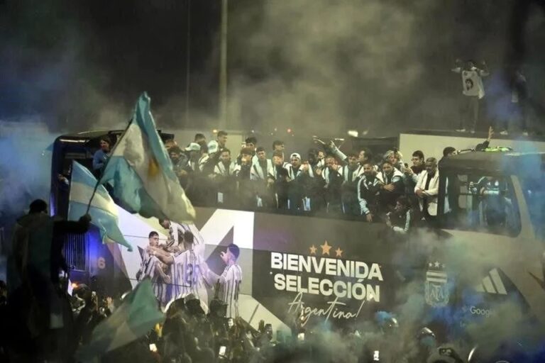 (VIDEO) ORGULLO ALBICELESTE: Miles de hinchas recibieron a la Selección en Ezeiza
