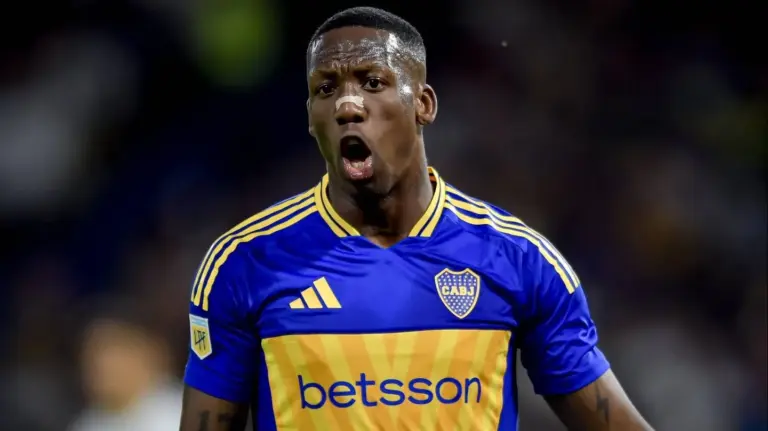 LDU consultó por Luis Advíncula para reforzar la banda derecha