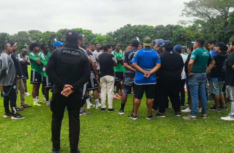 Hinchas de Emelec dialogaron con los jugadores en el Polideportivo de Los Samanes