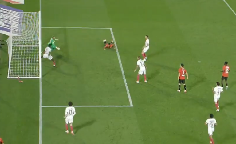 (VIDEO) Willian Pacho salvó al PSG sobre la línea y evitó el tercer gol del Rennes