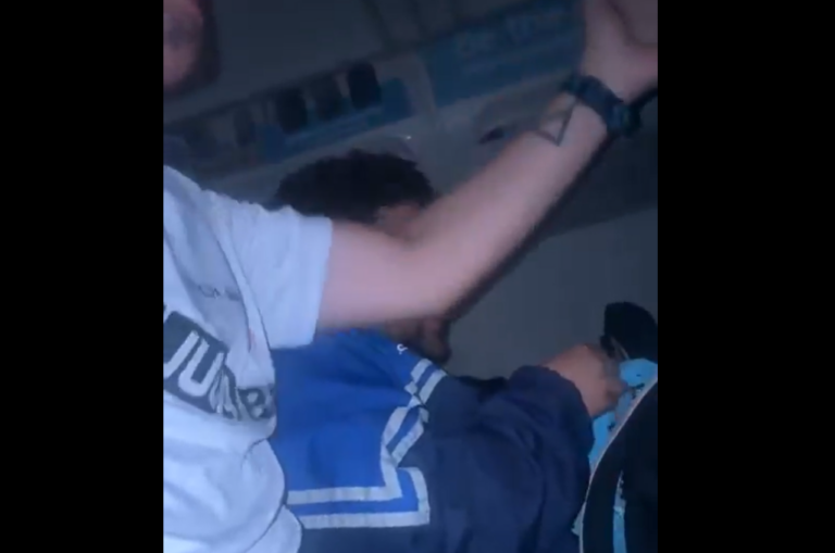 (VIDEO) Hincha de Emelec realizó fuertes reclamos por el presente del club durante vuelo chárter