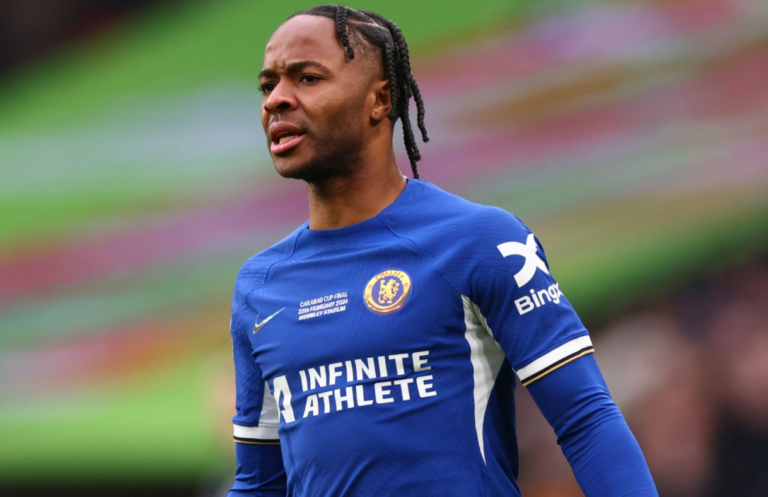 Sterling fue acusado de conducción temeraria y posesión de óxido nitroso en Inglaterra