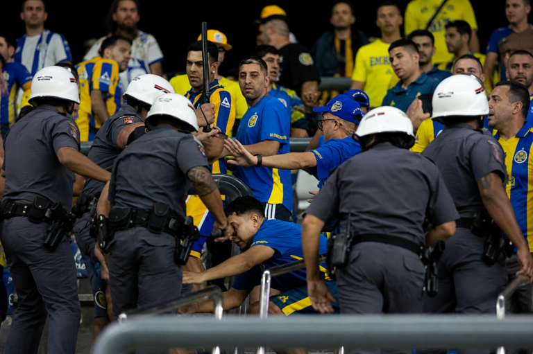 (VIDEO) CAOS EN BRASIL: Hinchas de Rosario Central se enfrentaron a golpes con la policía