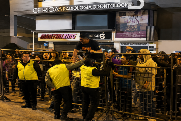 (VIDEO) SE SALIÓ DE CONTROL: Policía intervino ante reclamos de hinchas del Deportivo Cuenca