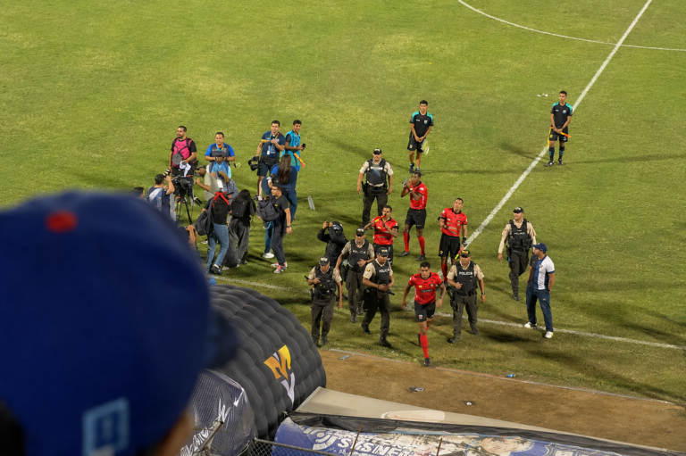 (VIDEO) BOTELLAZOS A LA TERNA: Tensa salida arbitral tras el LDUP vs. Barcelona SC