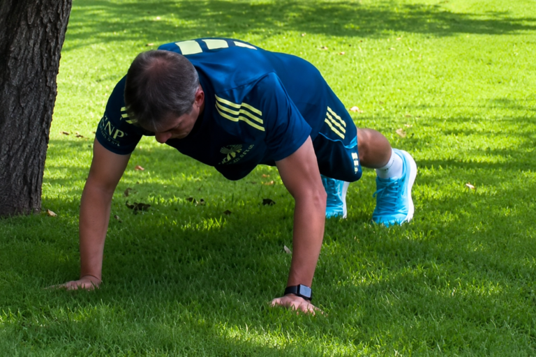 (VIDEO) DISCIPLINA EN SU MÁXIMA EXPRESIÓN: Guillermo Almada es captado entrenando en las calles
