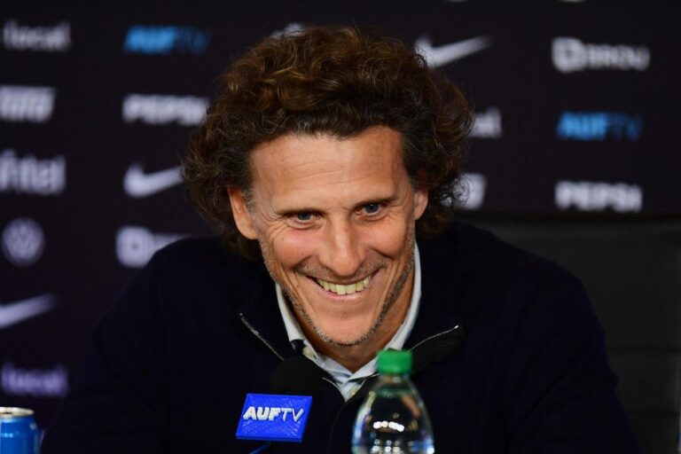 Forlán abre la puerta a Luis Suárez: “Tiene gol y experiencia, ¿por qué no?”