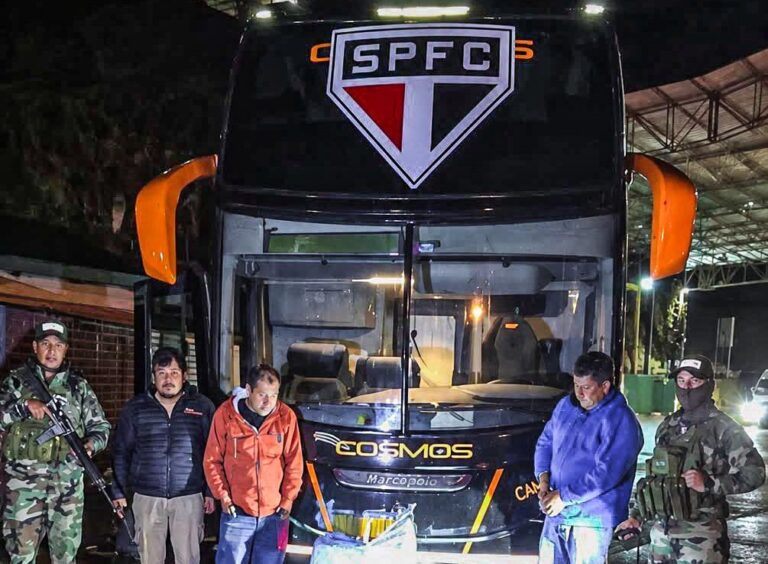 INSÓLITO: Bus que transportaría a Sao Paulo en Bolivia fue incautado por la policía