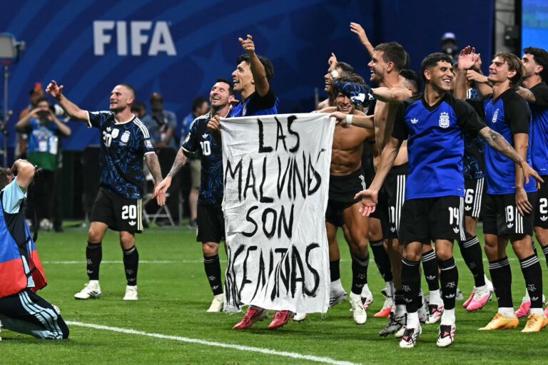 AFA sancionada por banderas de Malvinas: Multa económica y estadio al 50% en los próximos 2 partidos de local