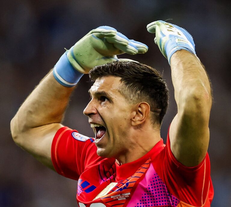 Chelsea negocia con Aston Villa por el Dibu Martínez