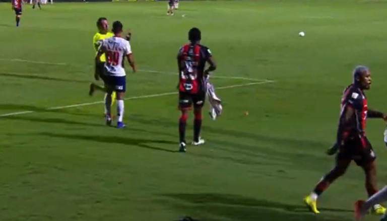 (VIDEO) CAMISETA ROTA: La insólita reacción de un rival en el Clásico de Bahía