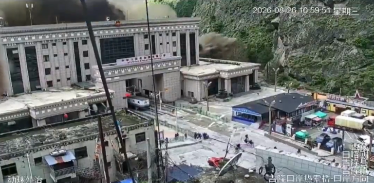 (VIDEO) TRAGEDIA EN NEPAL: Inundaciones arrasan con pueblos y dejan más de 1.000 desaparecidos