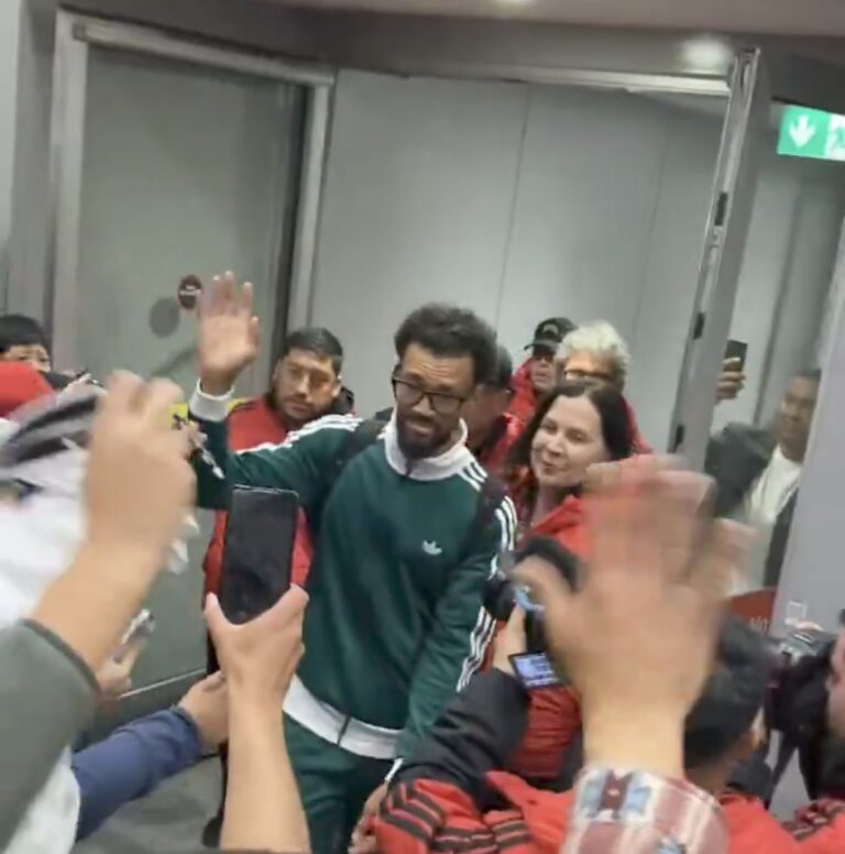 (VIDEO) SÍ FICHARÁ POR COLO COLO: En medio de un gran recibimiento, Vozinha llegó a Chile