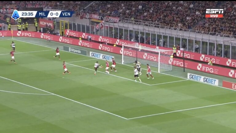 (VIDEO) John Yeboah se perdió una clara ocasión de gol con el Venezia Vs. AC Milan