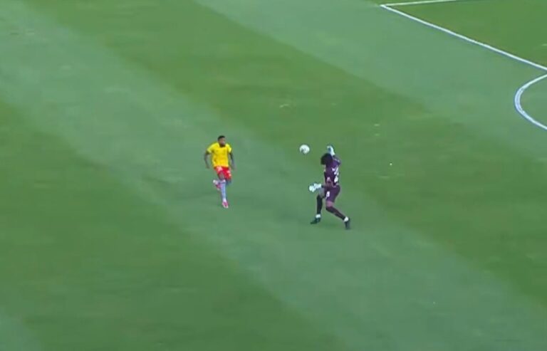 (VIDEO) El tremendo error del arquero de Leones en un gol del Aucas