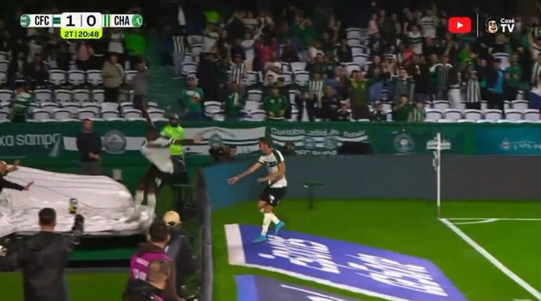 (VIDEO) Un jugador del Coritiba festejó un gol saltando la valla y cayó al túnel del vestuario