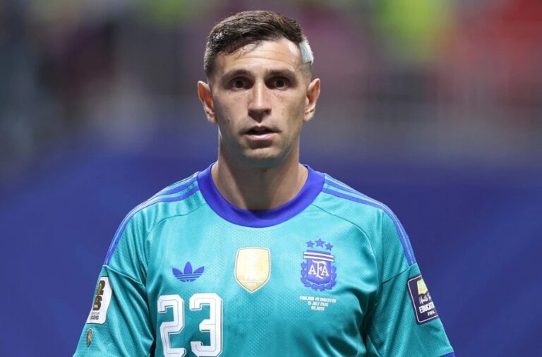 Dibu Martínez no jugará la Supercopa de Europa con Aston Villa