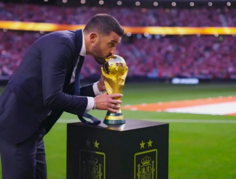 (VIDEO) EMOTIVO HOMENAJE: David Villa lleva el trofeo del Mundial al Metropolitano