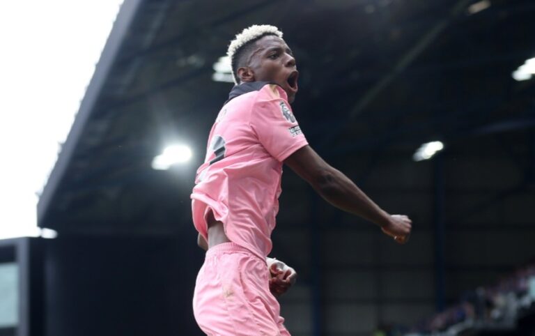(VIDEO) ¡GRAN DEFINICIÓN! El GOLAZO de Nilson Angulo en la Premier League