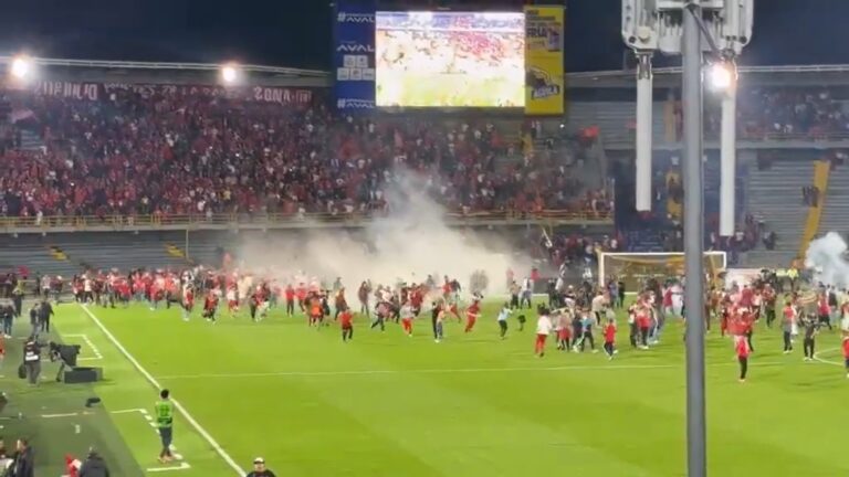 (VIDEO) Batalla campal en Colombia: hinchas de América y Santa Fe se enfrentan