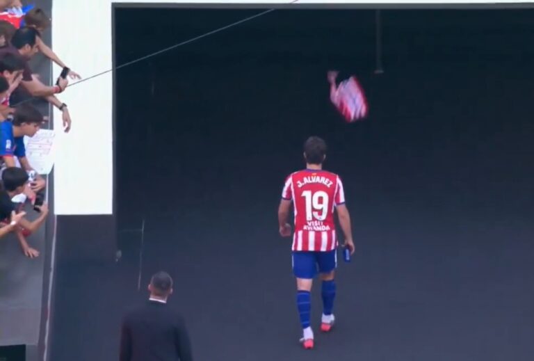 (VIDEO) Julián Álvarez, solo en el túnel: silbidos, una camiseta lanzada y cero apoyo