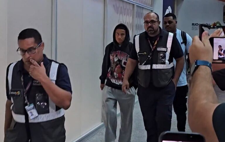 (VIDEO) Anthony Valencia llega a Brasil para firmar con el Flamengo