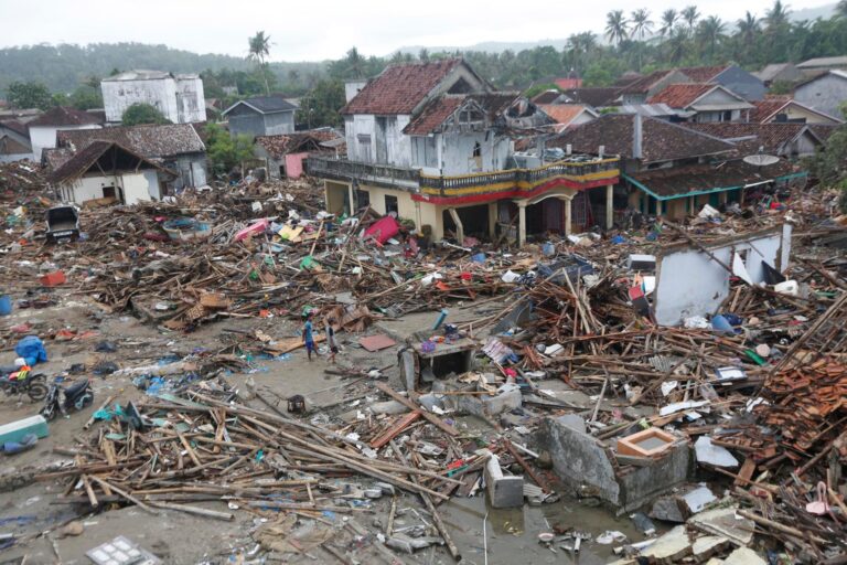 (VIDEO) Potente sismo de magnitud 7,7 sacude el este de Indonesia