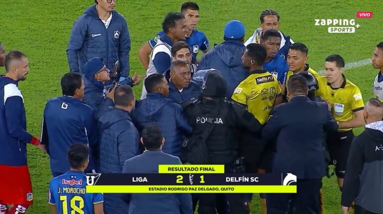 (VIDEO) Policía dispersa con gas a jugadores de Delfín tras reclamos al árbitro