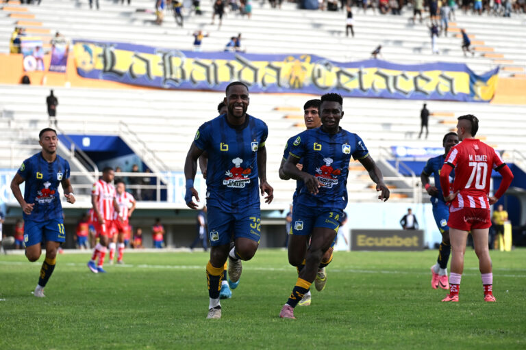 Delfín derrotó por la mínima a Técnico Universitario, en un duelo clave por el no descenso