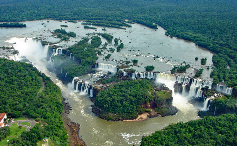 El fenómeno de El Niño aumenta el caudal de las Cataratas del Iguazú