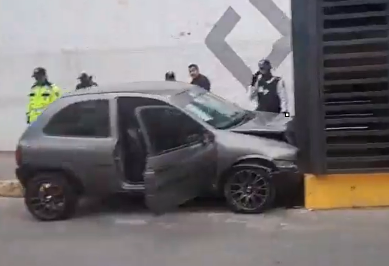 (VIDEO) Auto chocó contra una torre de iluminación del estadio Alejandro Serrano Aguilar