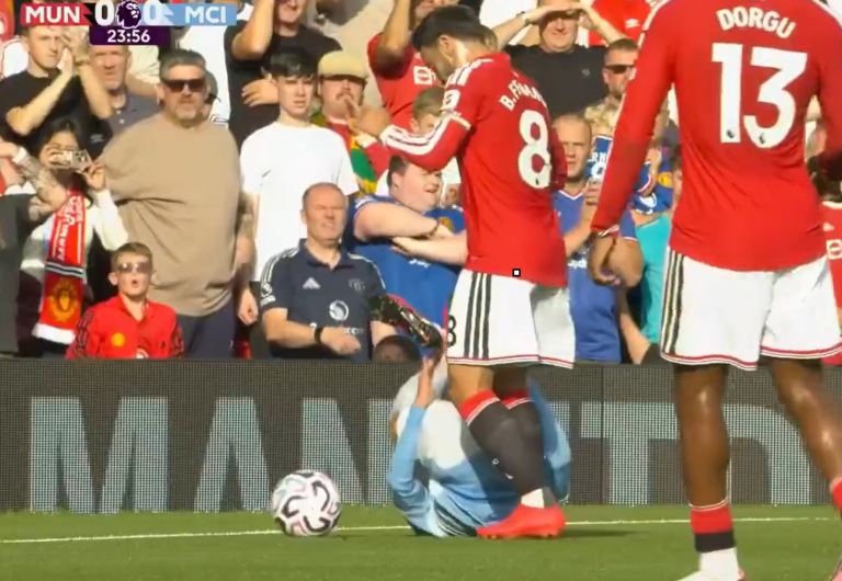 (VIDEO) Foden fue expulsado tras tenso cruce con Bruno Fernandes y Lisandro Martínez en el derbi de Manchester