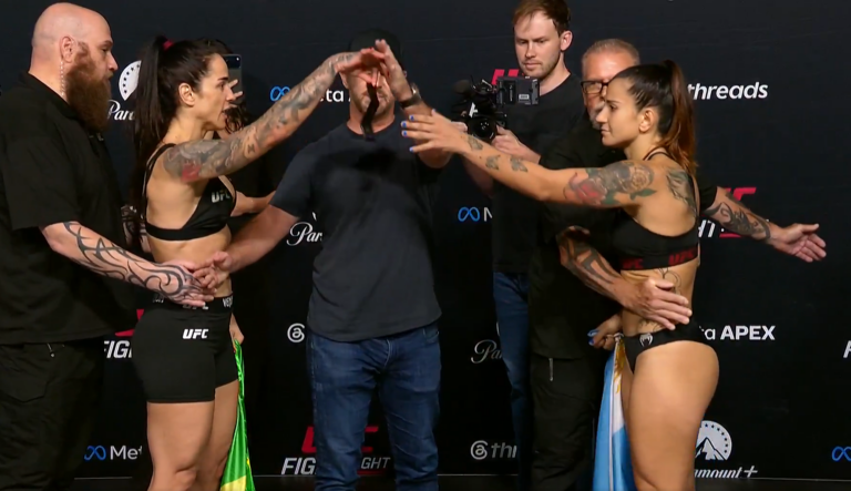 (VIDEO) ¡Picante careo en la UFC! Una peleadora lanzó preservativos y billetes a su rival