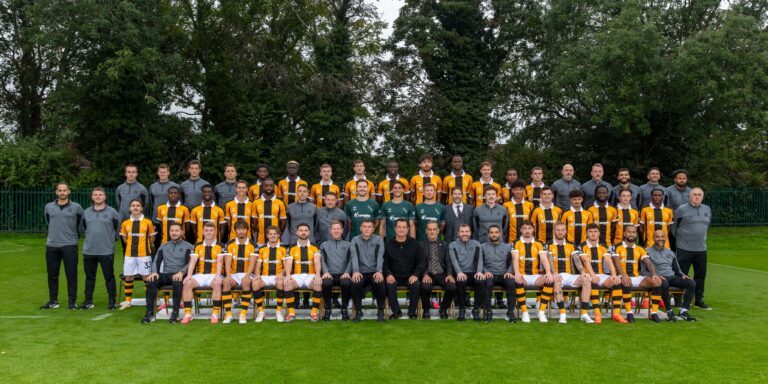 Óscar Zambrano aparece en la foto oficial de Hull City, pese a no ser considerado para la Premier League