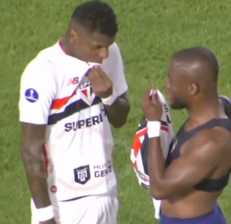 (VIDEO) El emotivo reencuentro de Arboleda y Valencia en la Bombonera