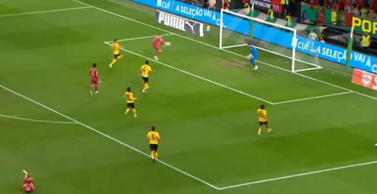 (VIDEO) A LA TRIBUNA: El insólito error de Cristiano Ronaldo frente a portería en la Nations League