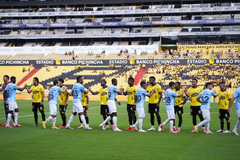 U. Católica estalla en redes: “El VAR se inventa un off-side y anula el gol”