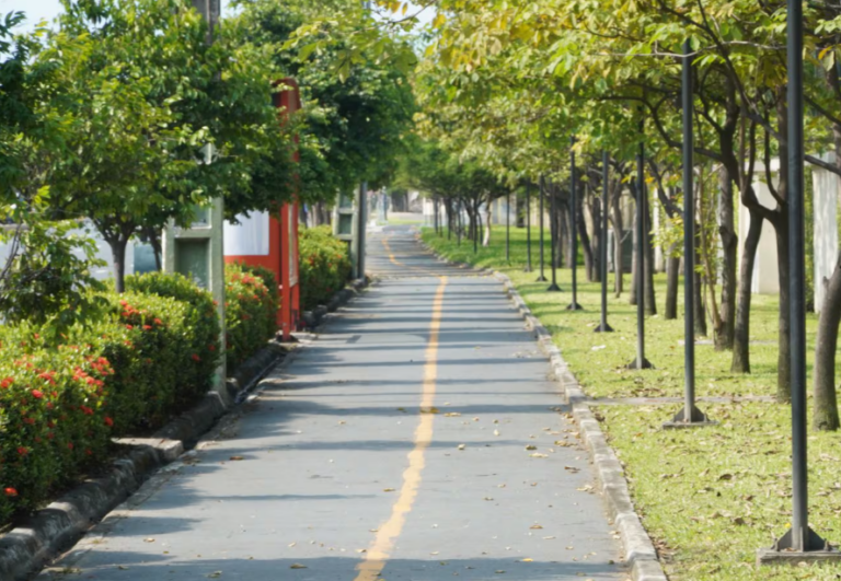 Ciclistas denuncian interrupciones y desniveles en la ciclovía de Samborondón: deben circular por la calle en varios tramos