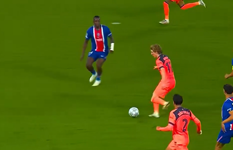 (VIDEO) Willian Pacho se jugó el físico ante Barcelona: así fue su actuación en la Champions