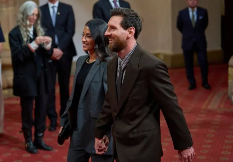 Messi recibió la insignia de los Premios Princesa de Asturias