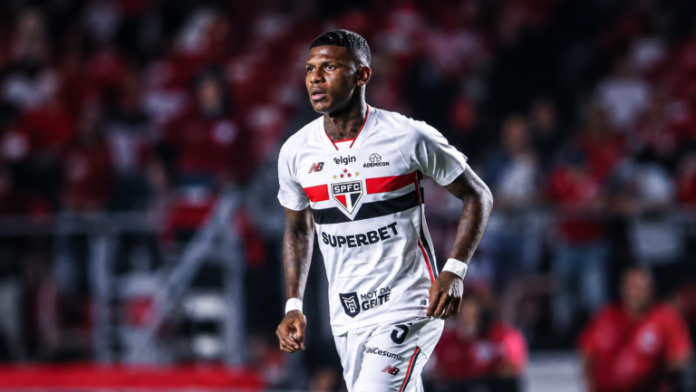 Robert Arboleda sumó minutos en la derrota de Sao Paulo ante Santos