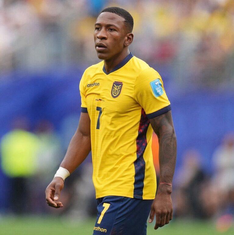 Pervis Estupiñán sufrió un esguince de rodilla durante la Copa Kirin