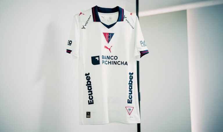 POR LOS 108 AÑOS: Liga de Quito presenta su nueva camiseta conmemorativa