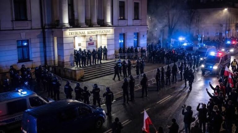 CRISIS EN POLONIA: Policía ingresa a Tribunal Constitucional en medio de denuncias de golpe de estado